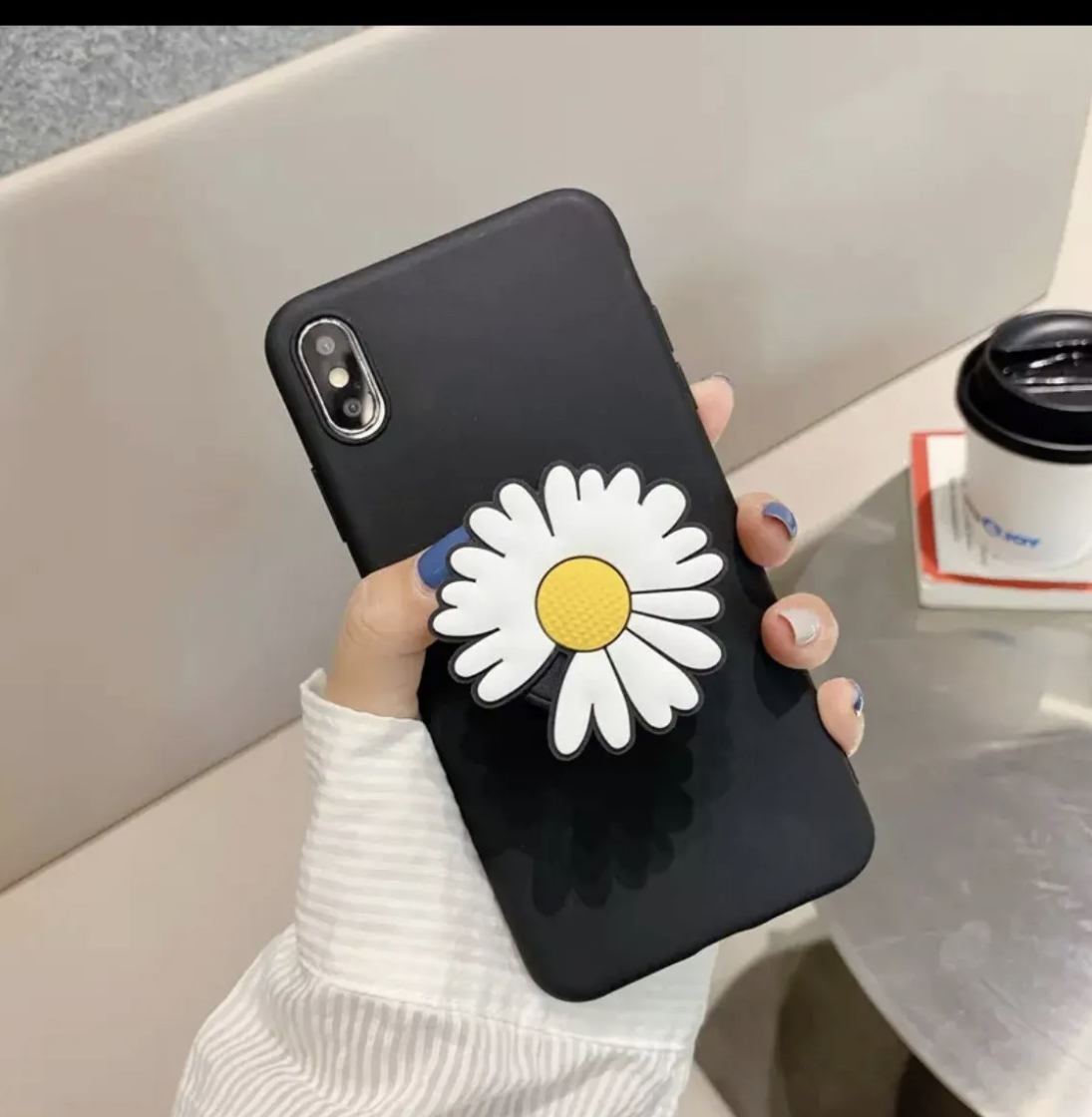 A grab for the mobile phone in the form of roses